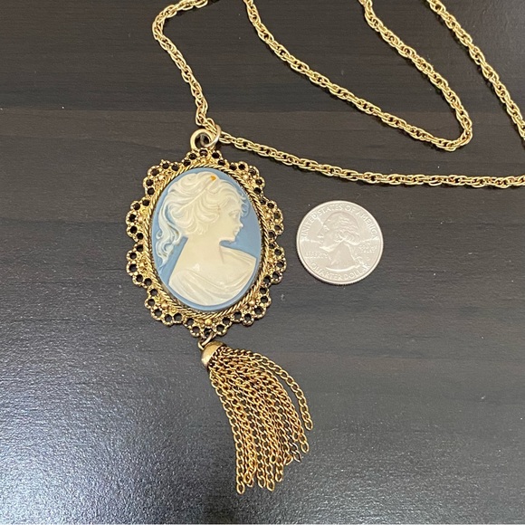 Vintage Unsigned Blue Cameo Pendant Necklace - Picture 10 of 15